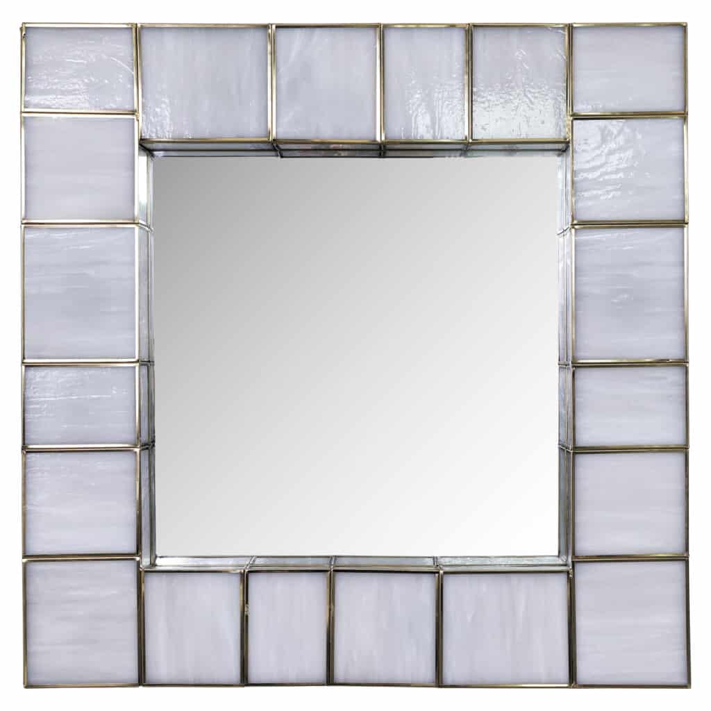 Vierkante spiegel met metalen rand, modern interieuraccessoire.