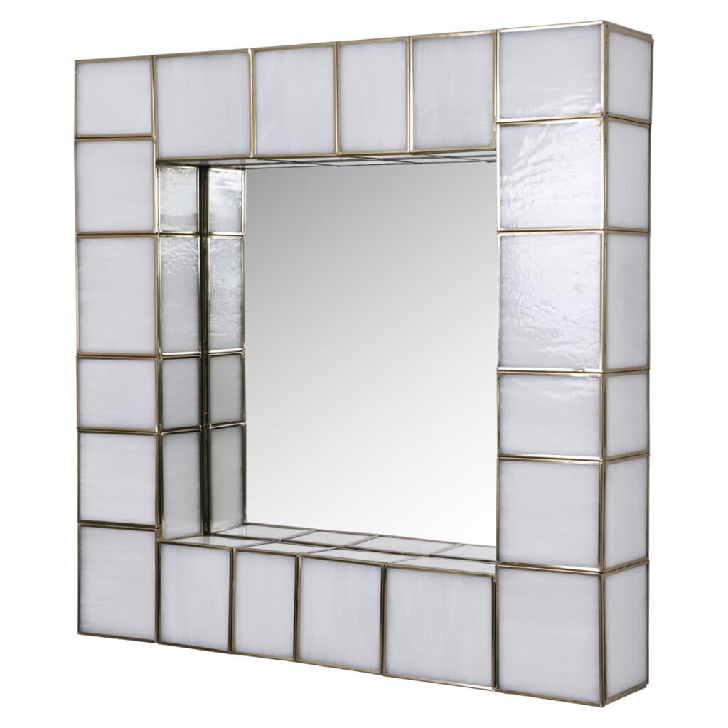 Spiegel met gouden frame en witte decorpanelen, perfect voor stijlvolle interieuraccenten.