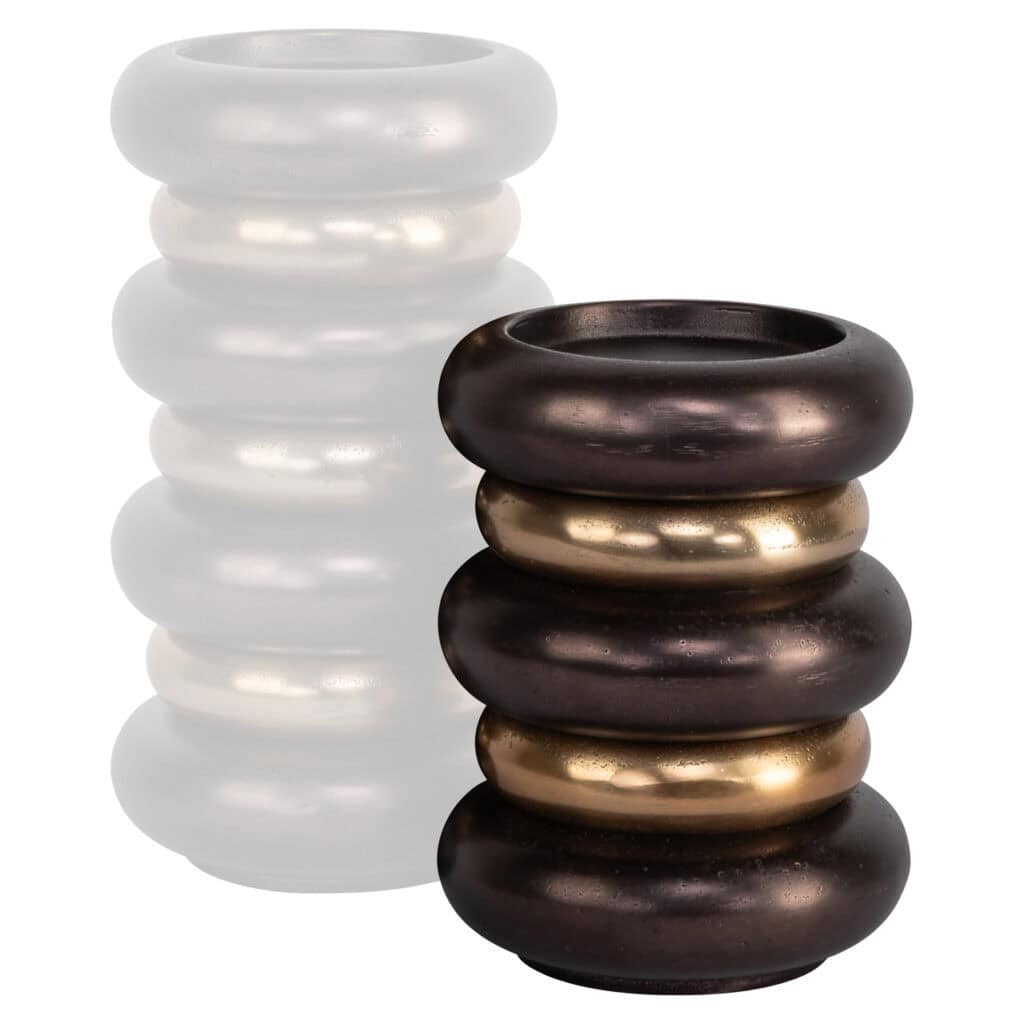 Decoratieve vazen set in wit en zwart met gouden accenten, modern interieuraccessoire.