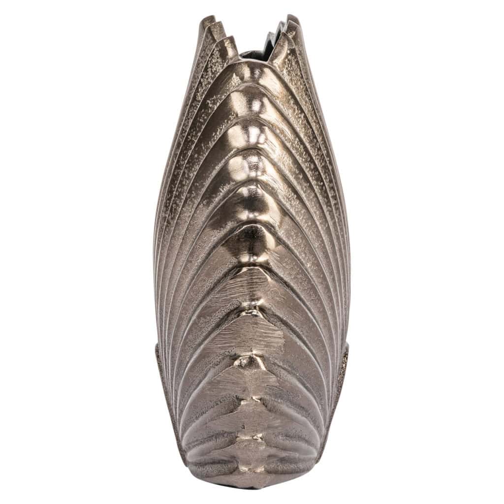 Moderne metalen vaas met elegante, gestroomlijnde vorm en glanzende afwerking.