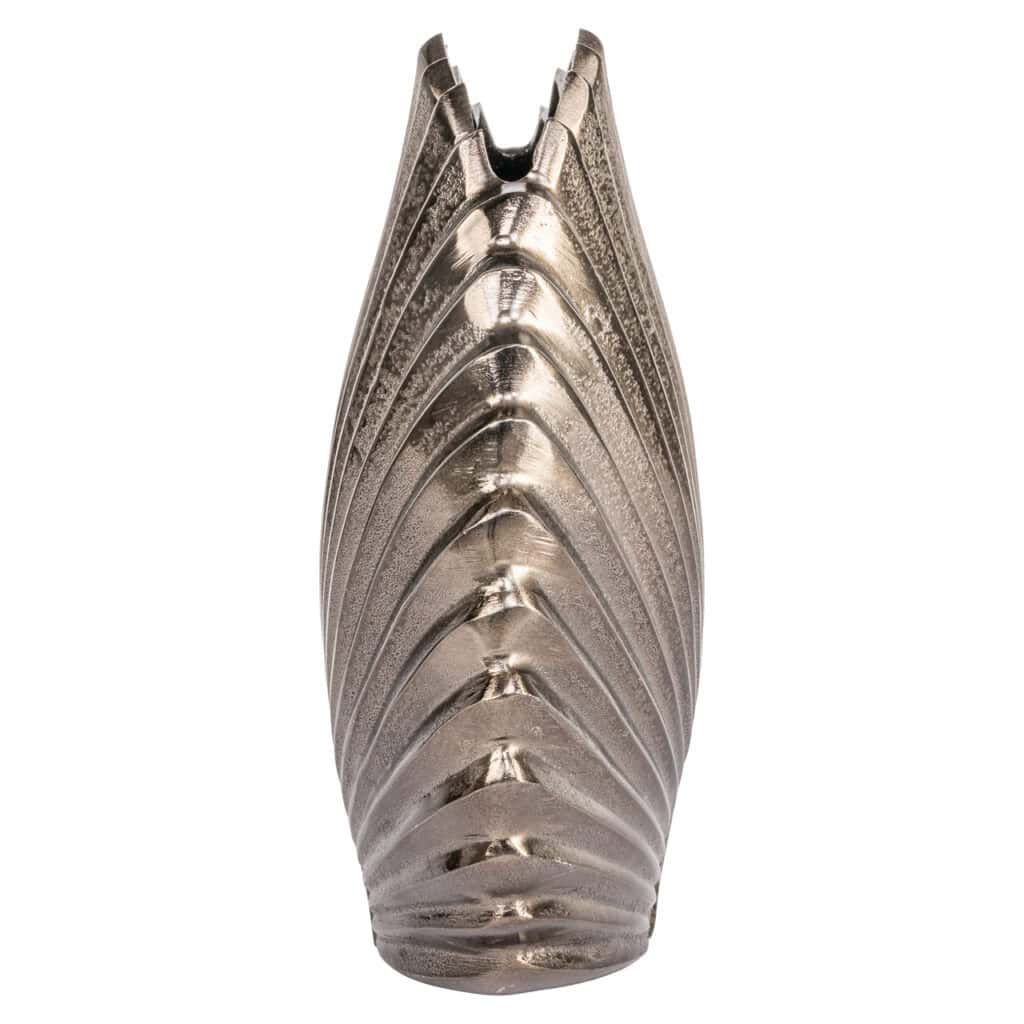 Moderne metalen vaas met ribbelpatroon, stijlvolle decoratie voor interieur.