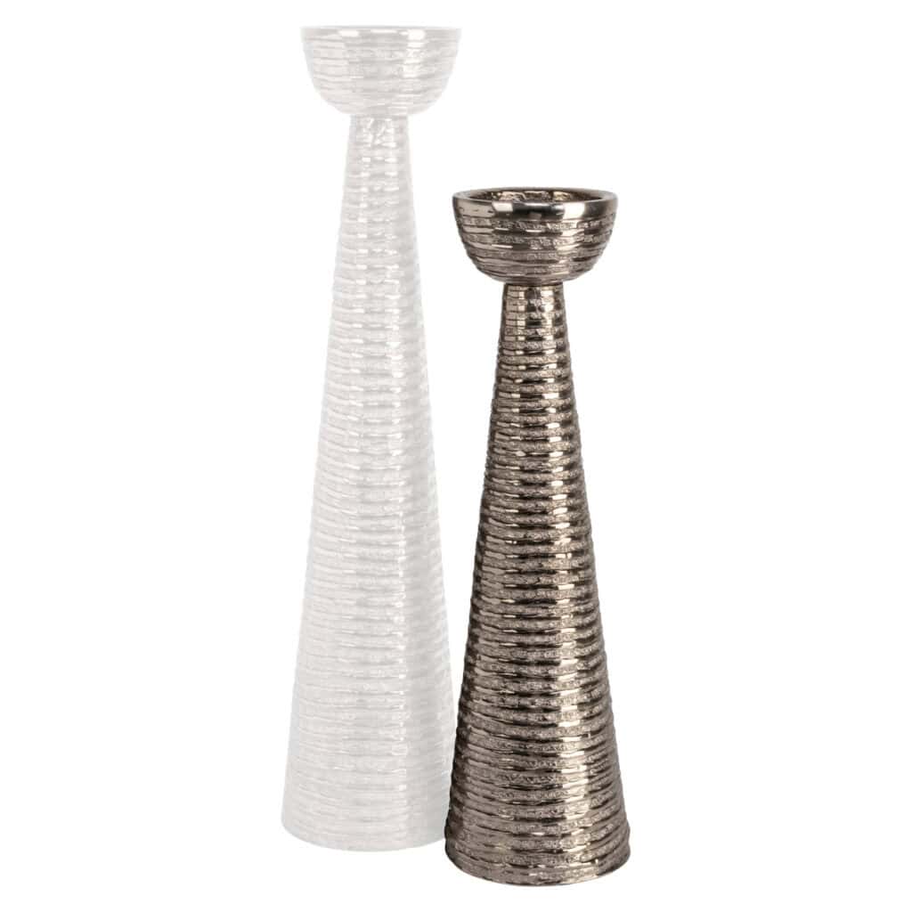 Twee decoratieve kandelaars, een in zilver en een in transparant glas, voor stijlvolle interieuracce.