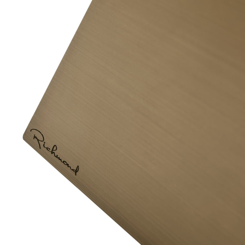 Holzmöbel mit Richmond-Logo, modernes Innendesign, hochwertige Verarbeitung.