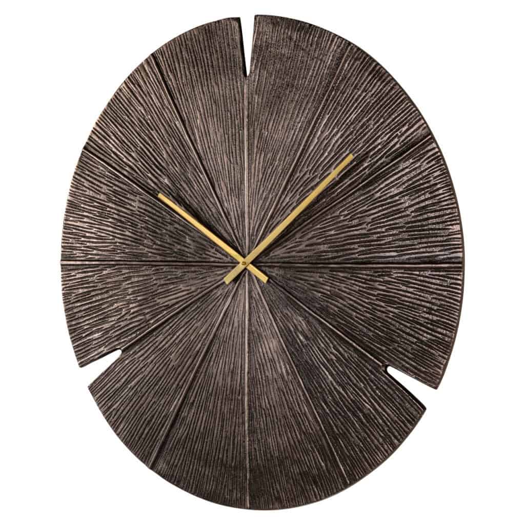 Horloge murale moderne en bois, à la texture unique et dotée d'aiguilles dorées.