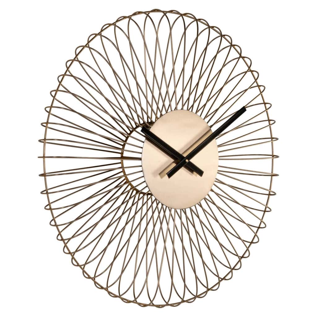 Moderne wandklok met opengewerkte metalen rand en minimalistisch design, geschikt voor interieurdeco.