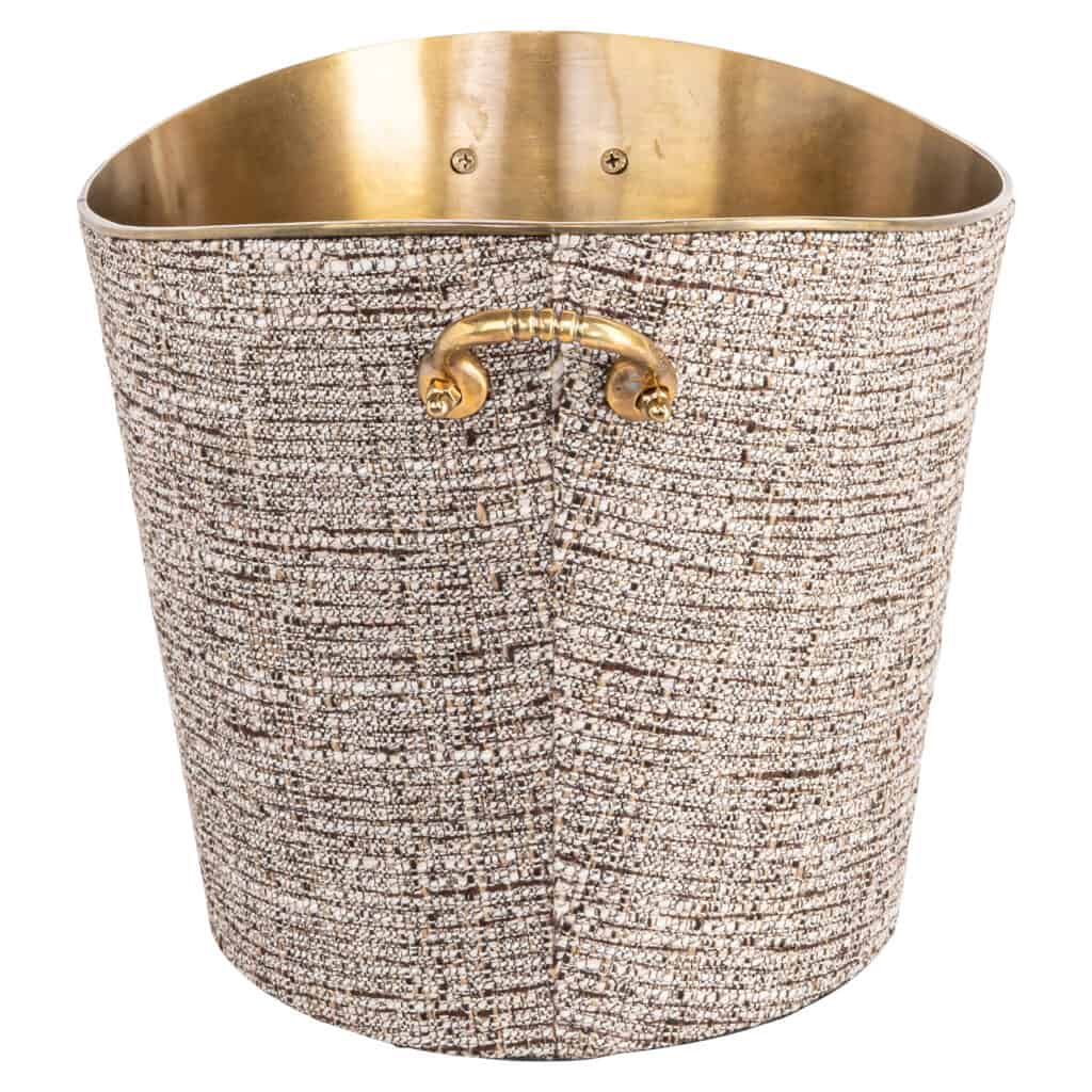 Luxuriöser goldener Blumentopf mit strukturierter Außenseite und glänzender Innenseite.