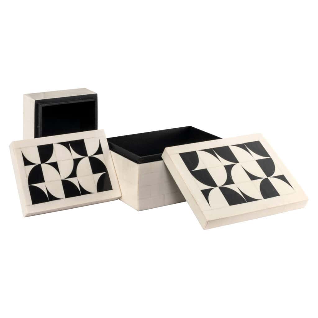 Aufbewahrungsboxen aus Holz mit schwarz-weißem geometrischem Muster, stilvolle Wohnaccessoires.