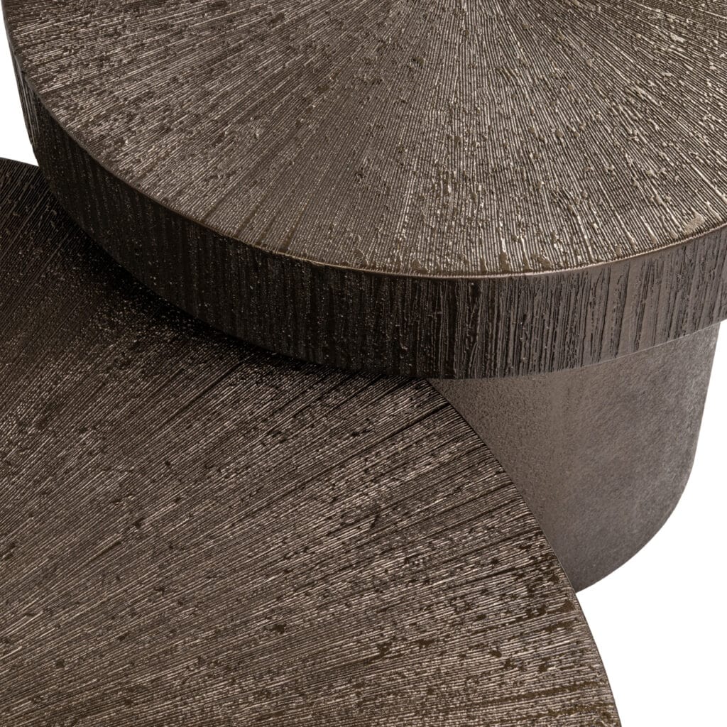 Bijzettafel van hout met een rustieke afwerking en ronde vorm, perfect voor interieurdecoratie.