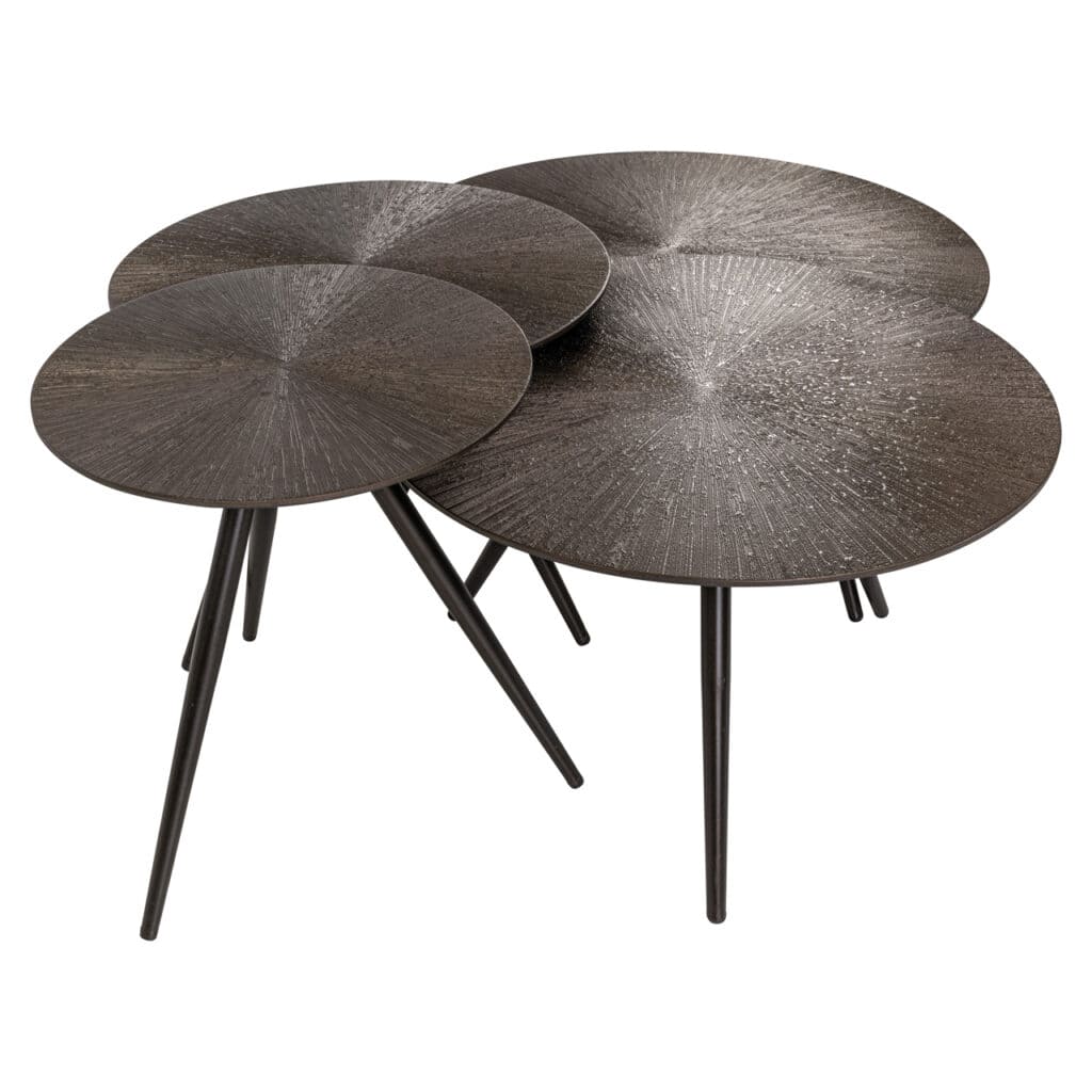 Beistelltische aus Holz und Metall, modernes Design.