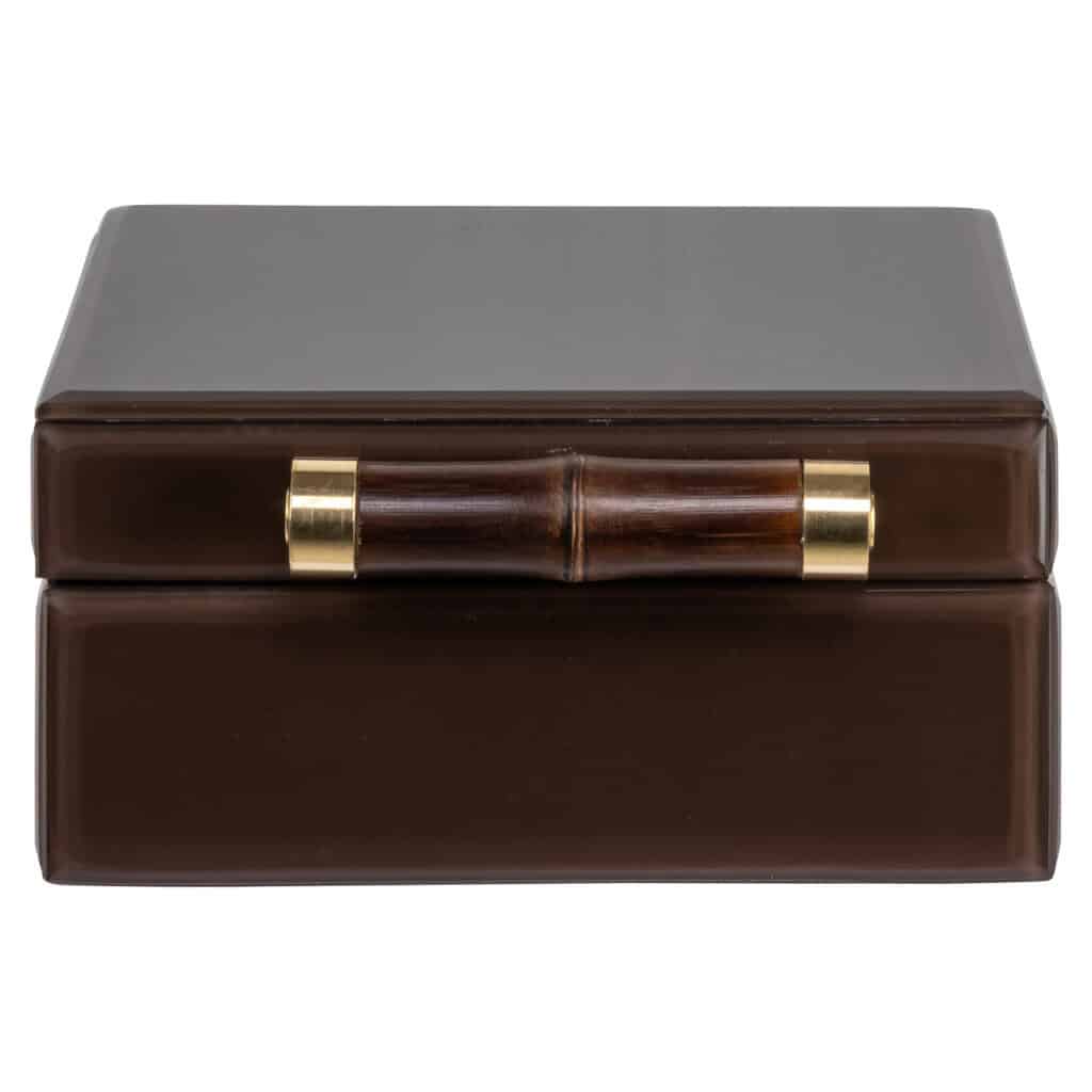 Coffret à bijoux de luxe en bois avec des détails métalliques et un couvercle, idéal pour un rangement élégant.