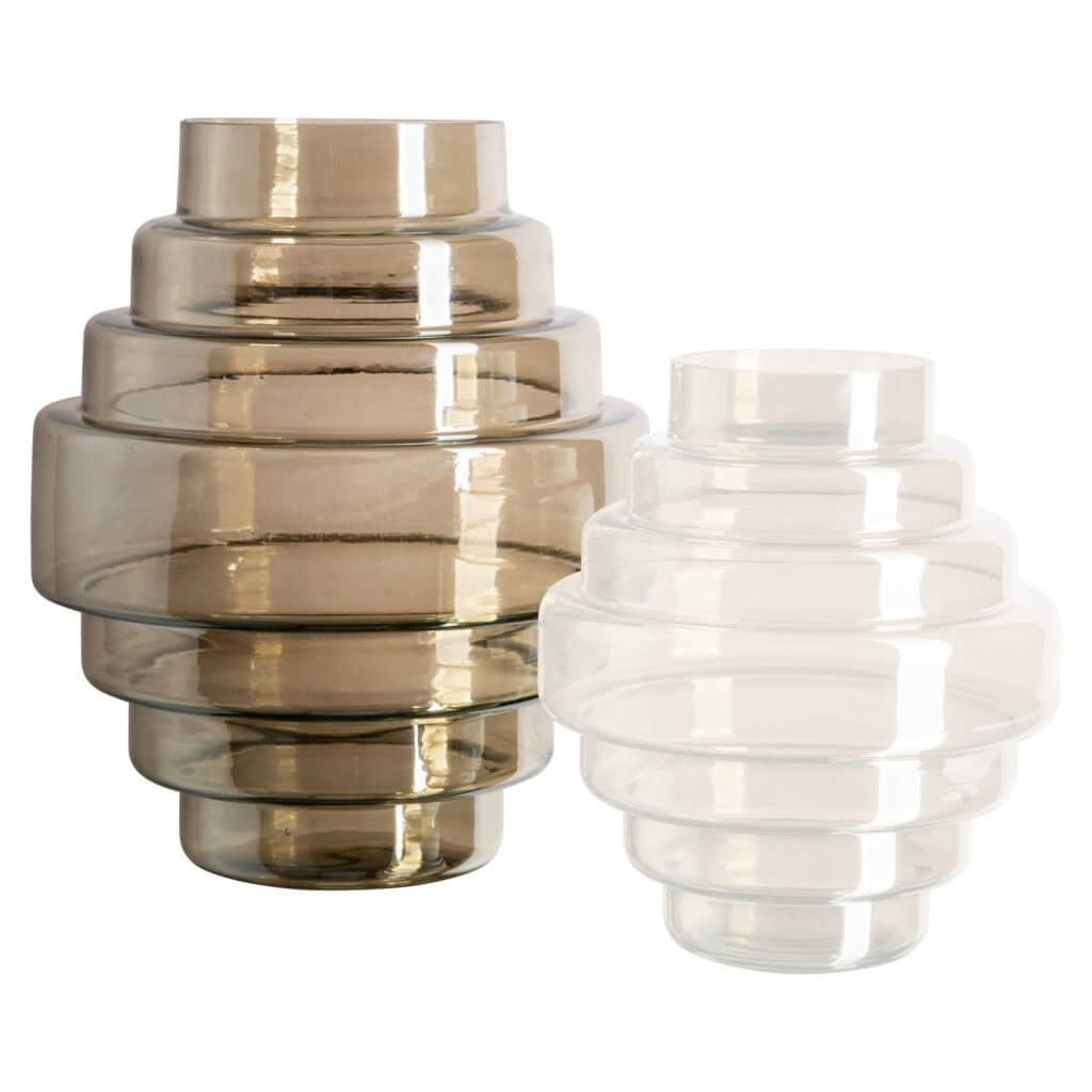 Goldene und transparente Dekovasen für eine moderne Einrichtung, stilvolle Wohnaccessoires, luxuriöses Design.