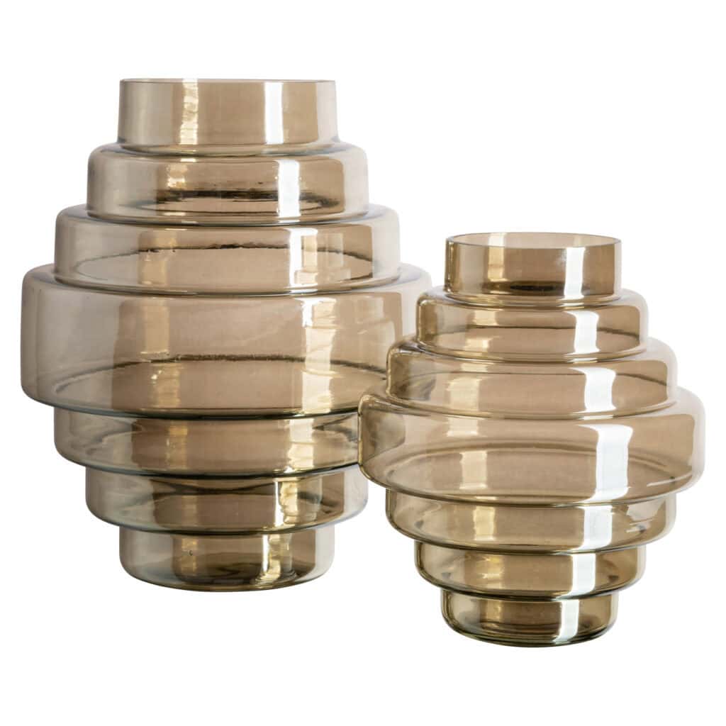 Set aus goldfarbenen Glasvasen für eine moderne Inneneinrichtung.