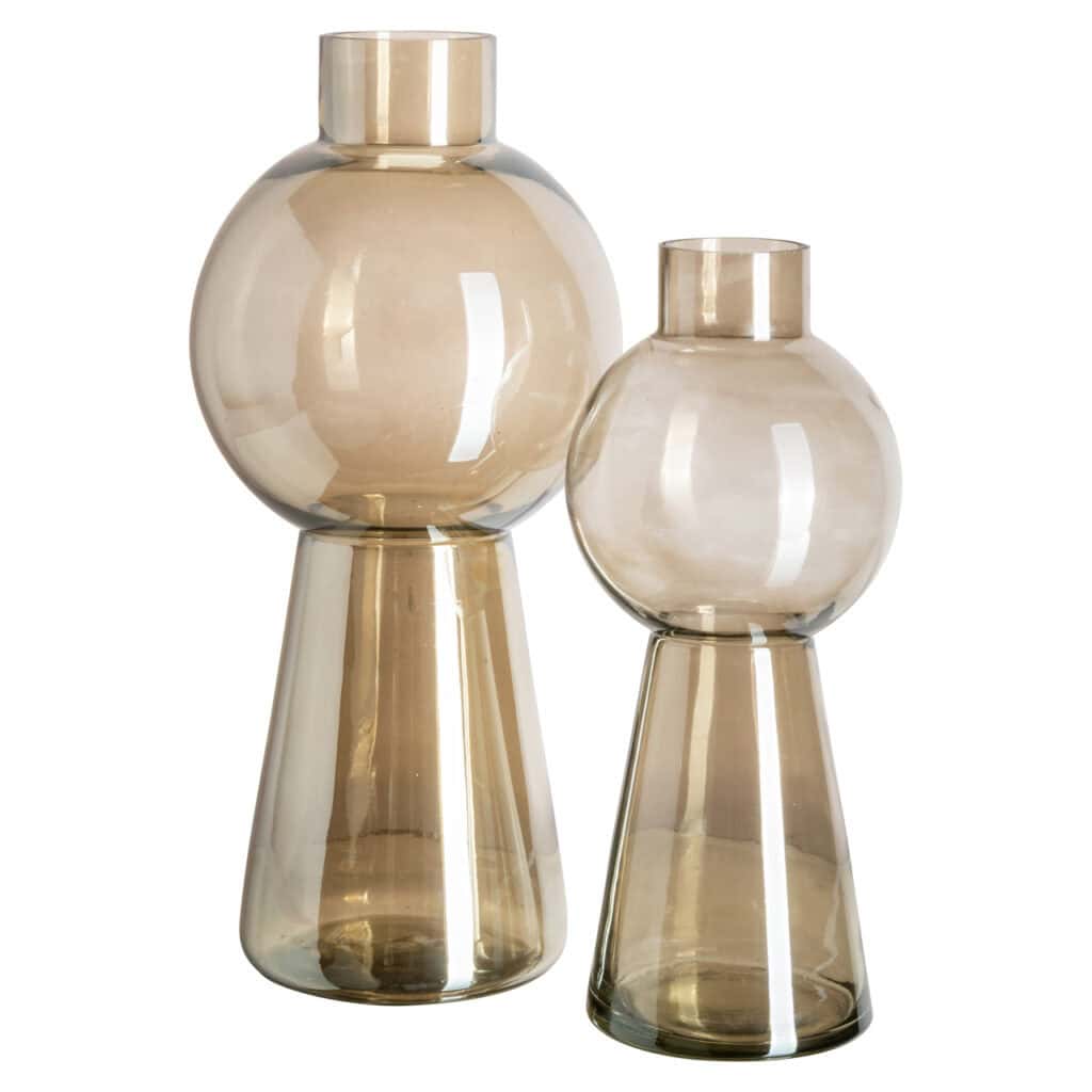 Deux vases en verre élégants dans des tons beiges, au design moderne, pour la décoration d'intérieur.