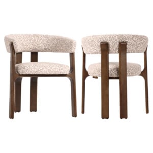 Moderne houten eetkamerstoelen met beige gestoffeerde zitting en rugleuning.