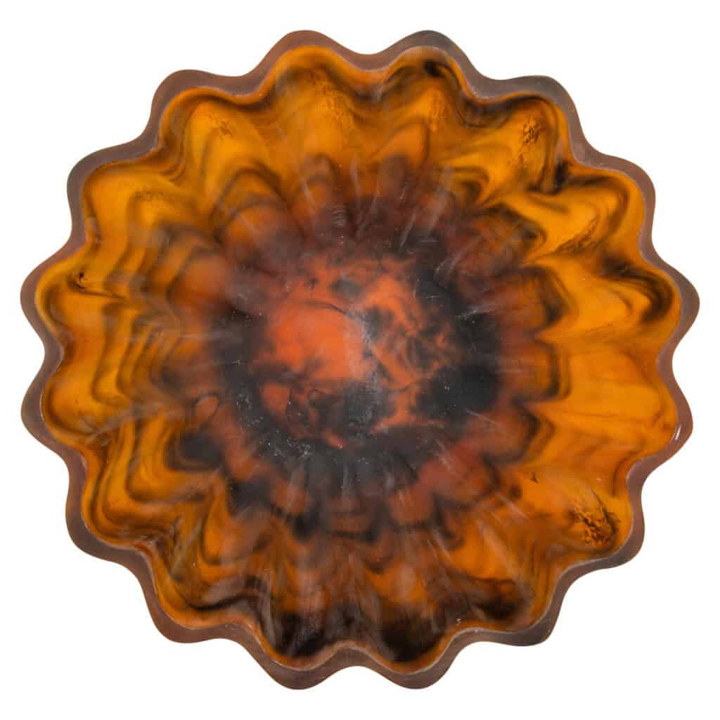 Gelede glazen schaal met oranje en zwarte tinten, uniek design en handgemaakt, perfect voor decorati.