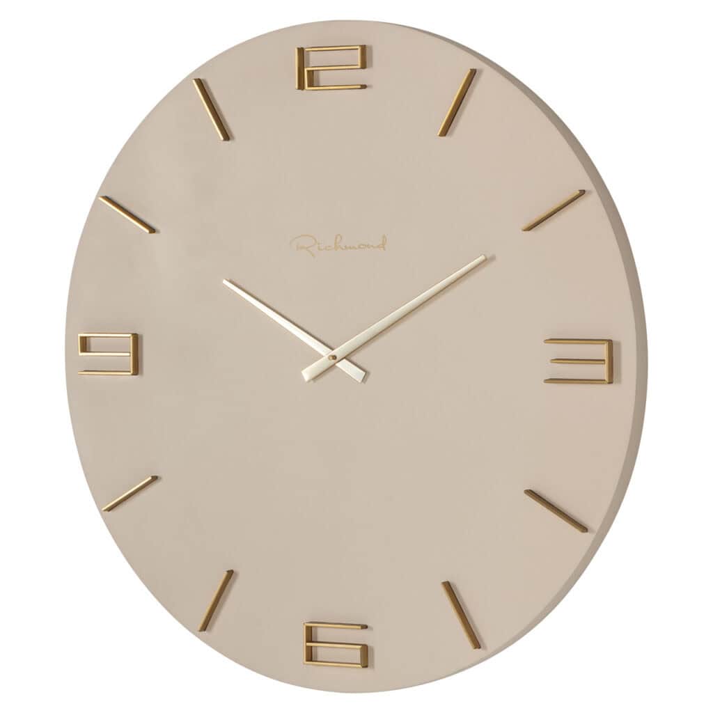 Moderne Wanduhr mit goldfarbenen Ziffern und Zeigern auf beigem Hintergrund, perfekt für die Inneneinrichtung.
