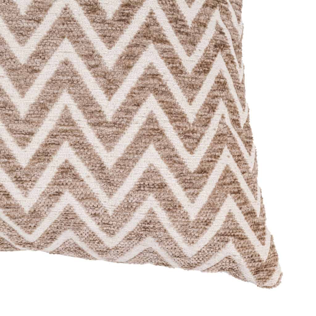 Kussen met geometrisch zigzag patroon, beige en wit, voor modern interieur.