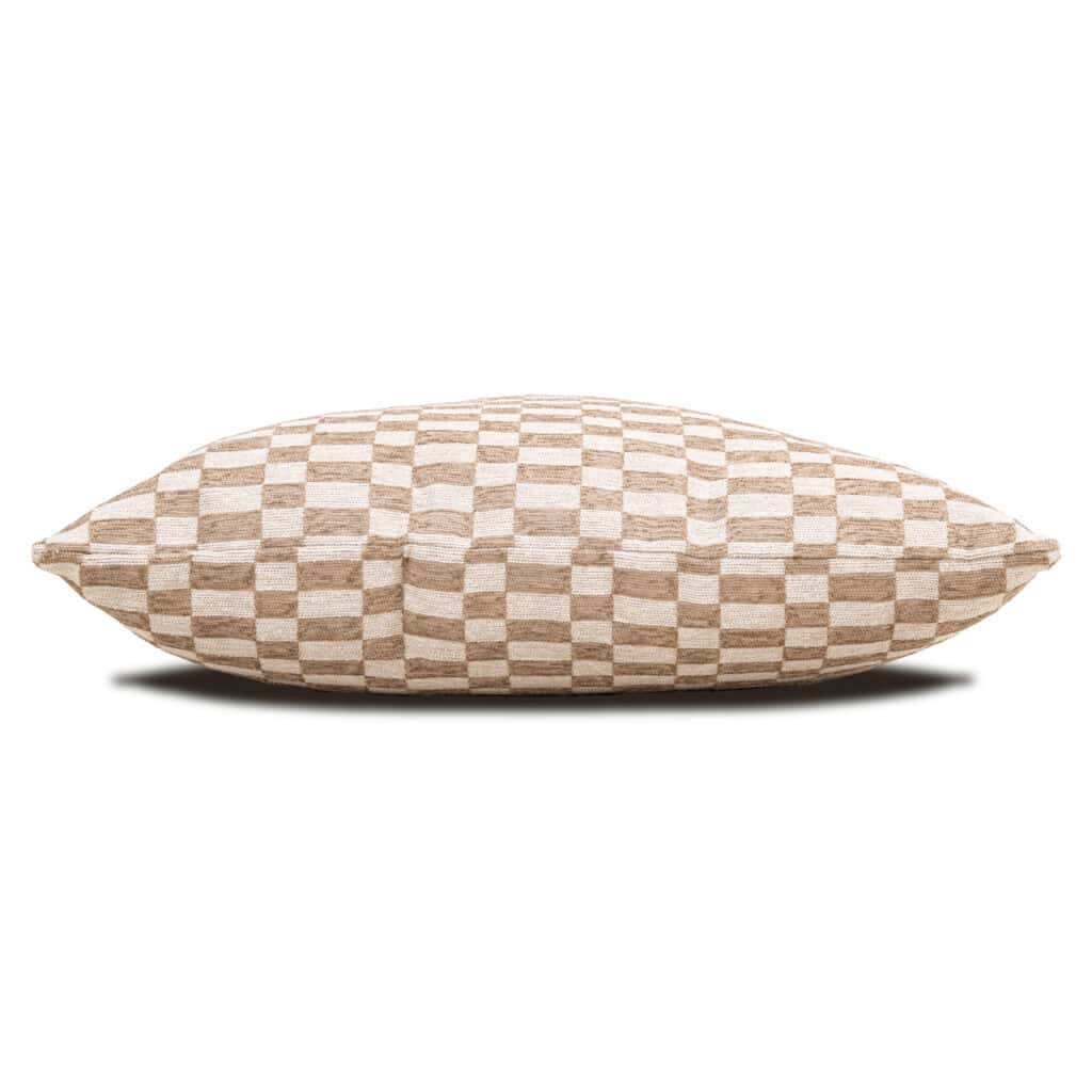 Decoratief kussen met geometrisch patroon voor interieurdesign en comfort.