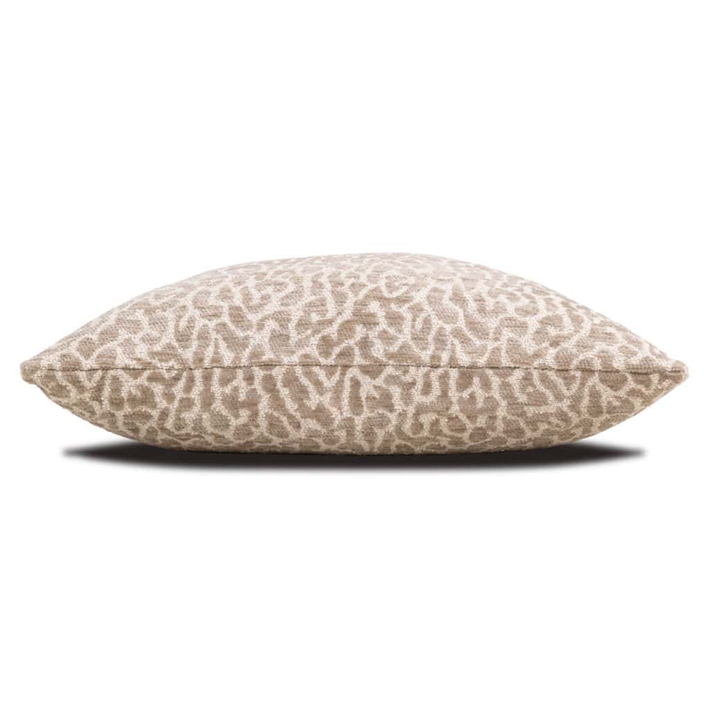 Luxe decoratief kussen met dierenprint voor woonkamer en slaapkamer.