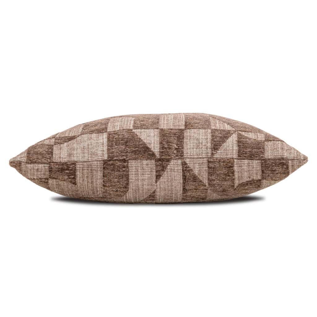 Coussin au motif géométrique décoratif Coussin des tons neutres, idéal pour un intérieur moderne.
