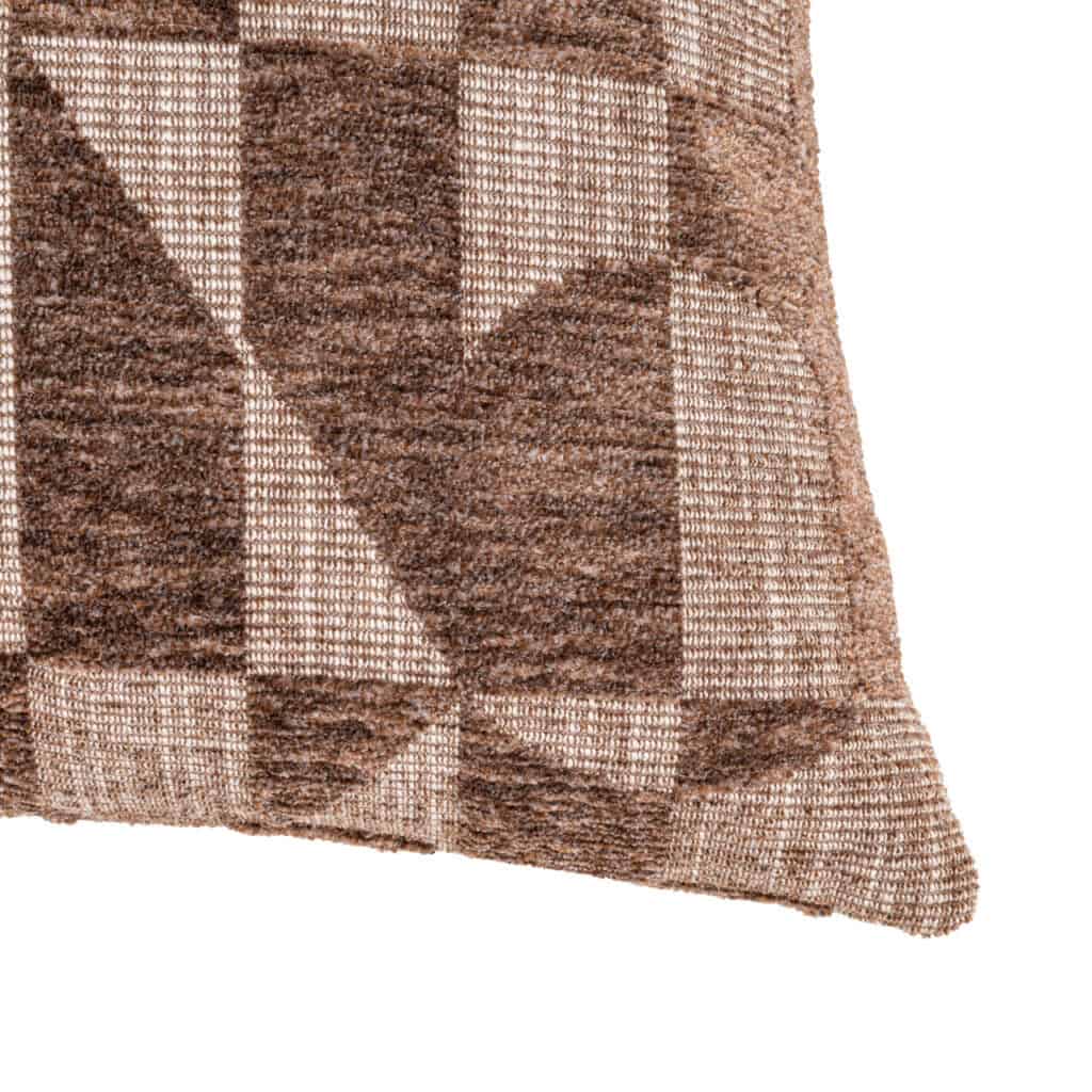 Geometrisch patroon tapijt in aardetinten voor modern interieurdesign.