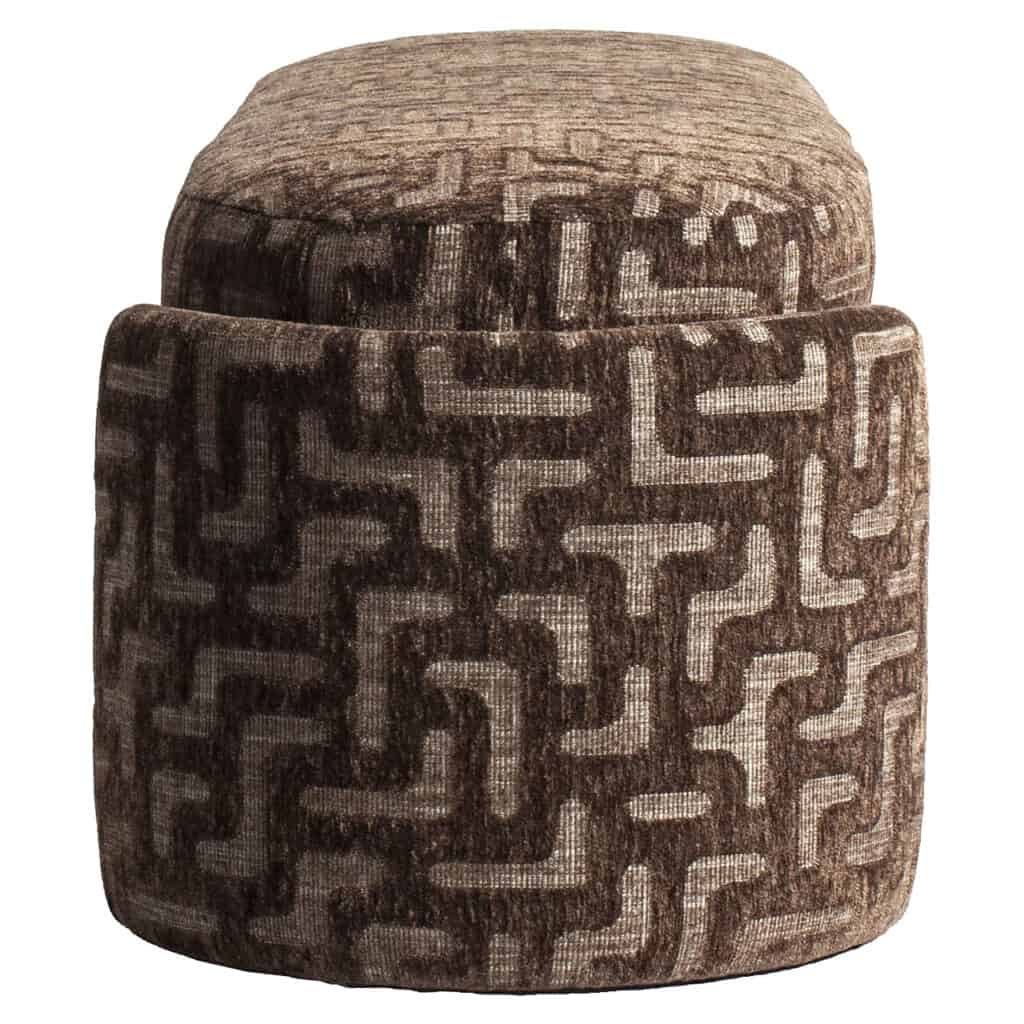 Geometrisch ontworpen stoel met bruin en beige patronen, modern interieurstuk.