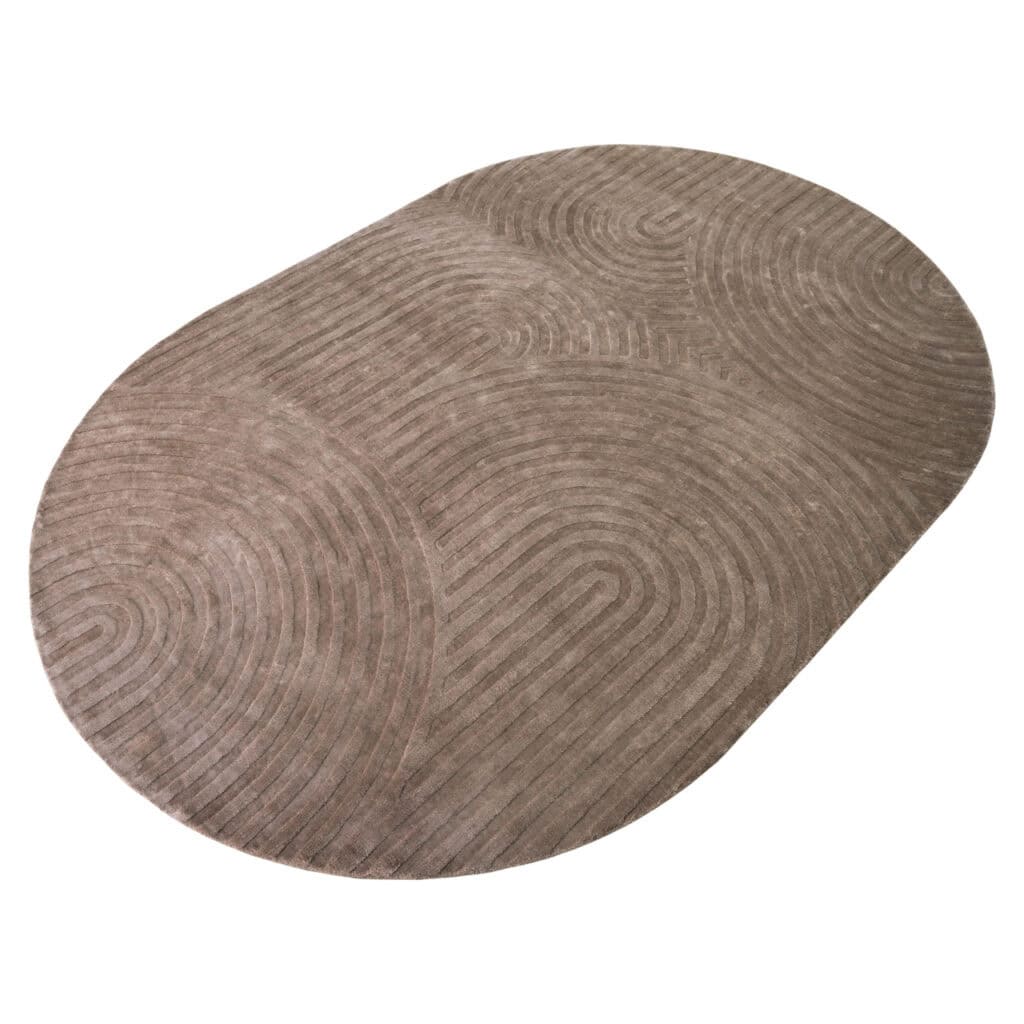 OVAL RUGS IN NEUTRAL COLORS.