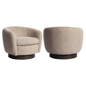 Luxe beige lounge stoelen met ronde vorm en zachte bekleding.