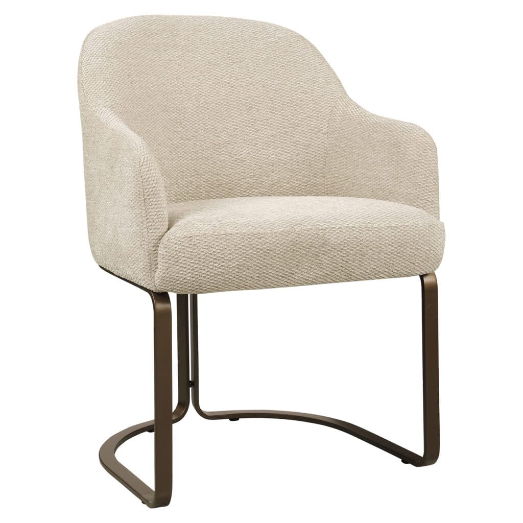 Fauteuil moderne beige rembourré, avec structure métallique, pour une décoration d'intérieur élégante.