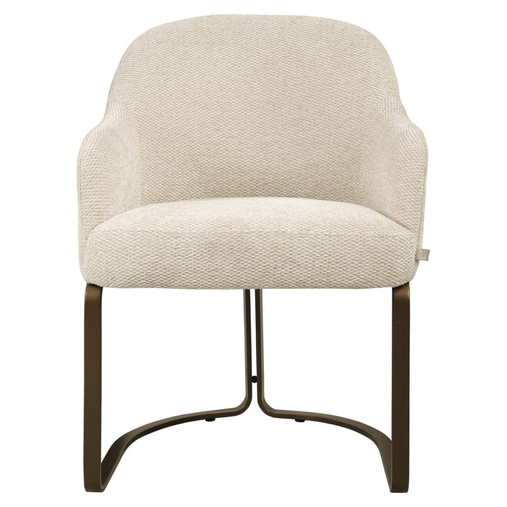 Chaise longue rembourrée d'un beige clair, Chaise des pieds en métal noir, idéale pour un intérieur moderne.