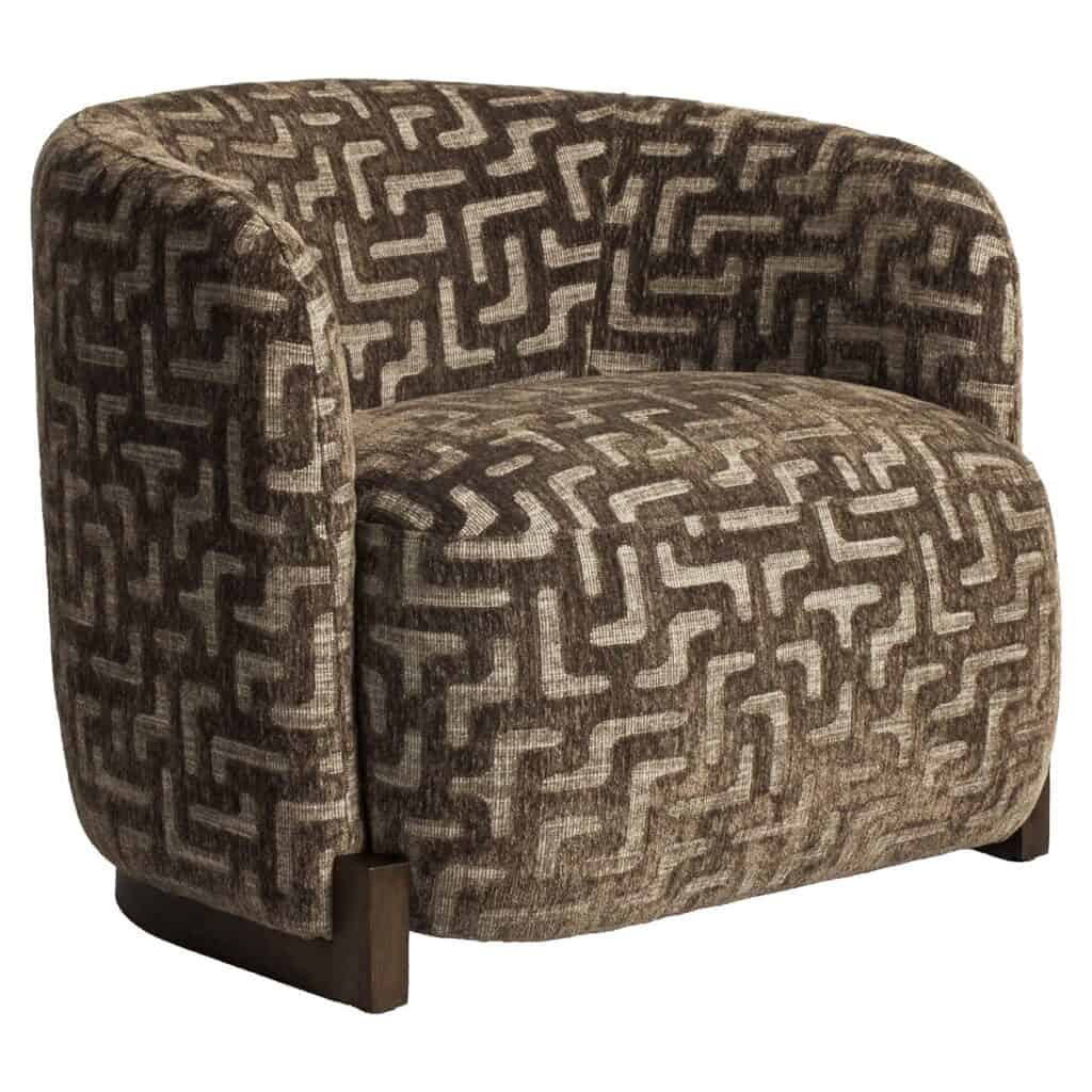 Vintage patterned armstoel met geometrisch design, perfect voor modern interieur.