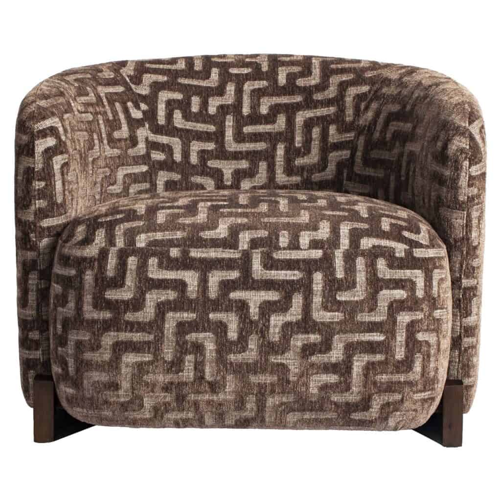 Bankje met geometrisch patroon in bruin en beige, modern interieurdesign.