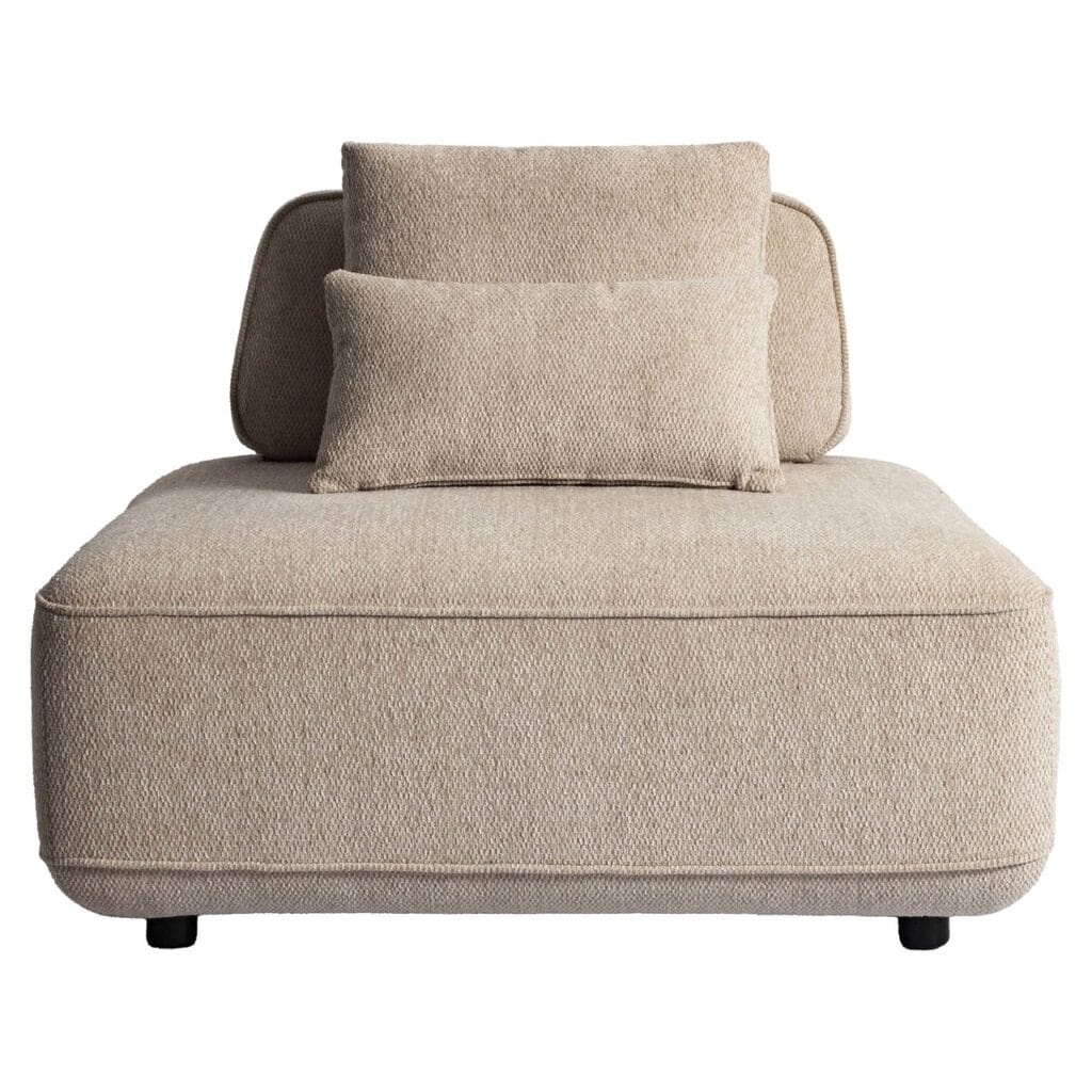 Luxe beige lounge stoel met zachte kussens, perfect voor modern interieur en ontspanning.