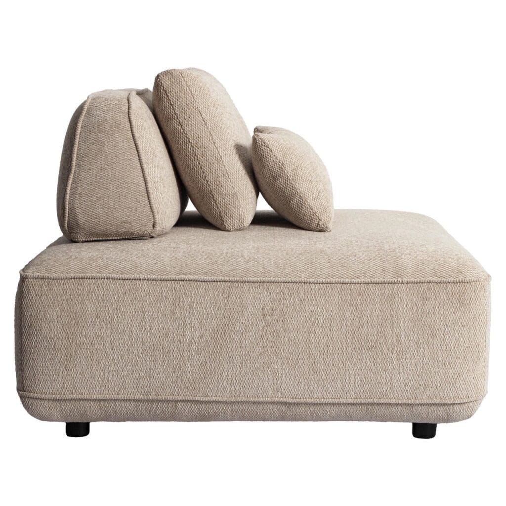 Moderne beige stoffen bank met kussens, perfect voor interieurdesign en comfort.