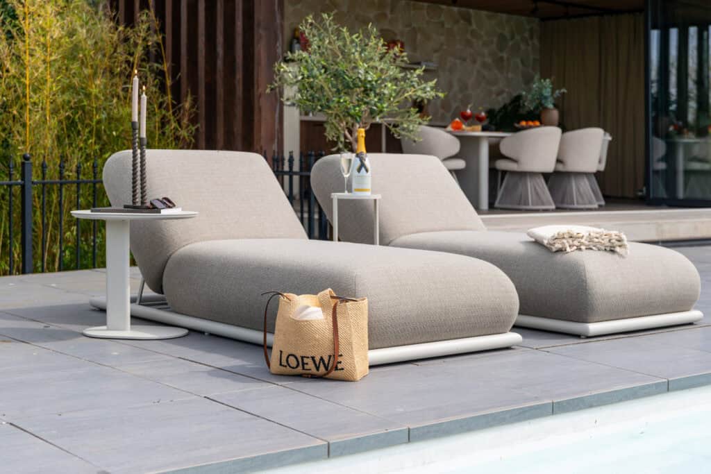 Luxe buiten lounge meubelen met moderne design en comfortabele zitplaatsen. Perfect voor tuin of ter.
