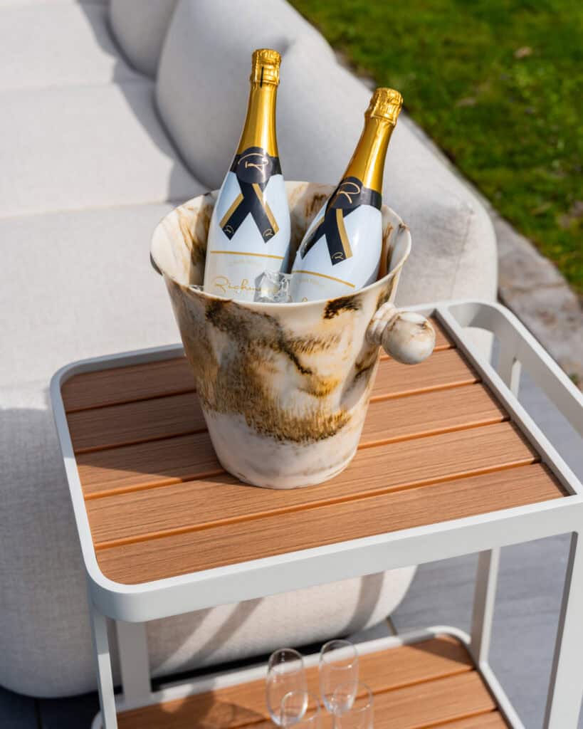 Champagne dans un seau à glace sur la terrasse, un espace extérieur luxueux.