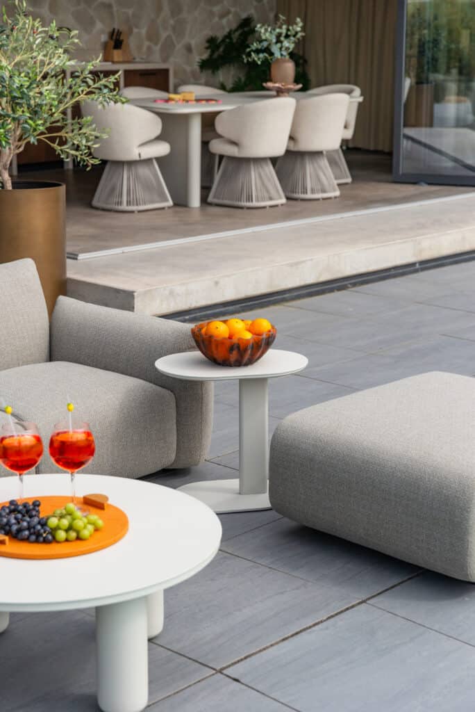 Luxe lounge- en eethoek met moderne meubels en decor, perfect voor ontspanning en sociale bijeenkoms.