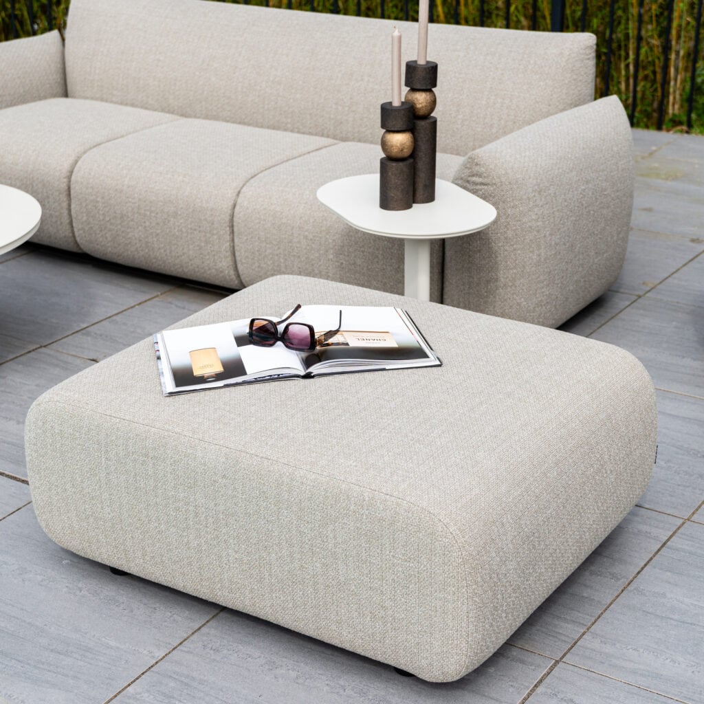 Luxe buiten lounge set met comfortabele bank en bijzettafel voor tuin of terras.
