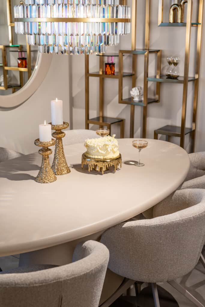 Luxe eettafel met kaarsen en cake, modern interieur, stijlvolle decoratie.