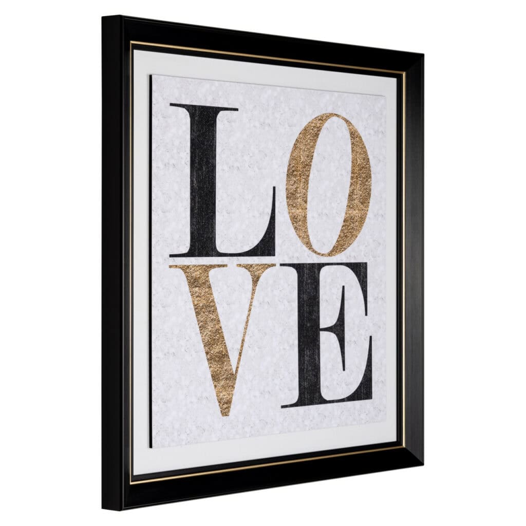 Décoration murale avec l'inscription «LOVE » en lettres noires et dorées.