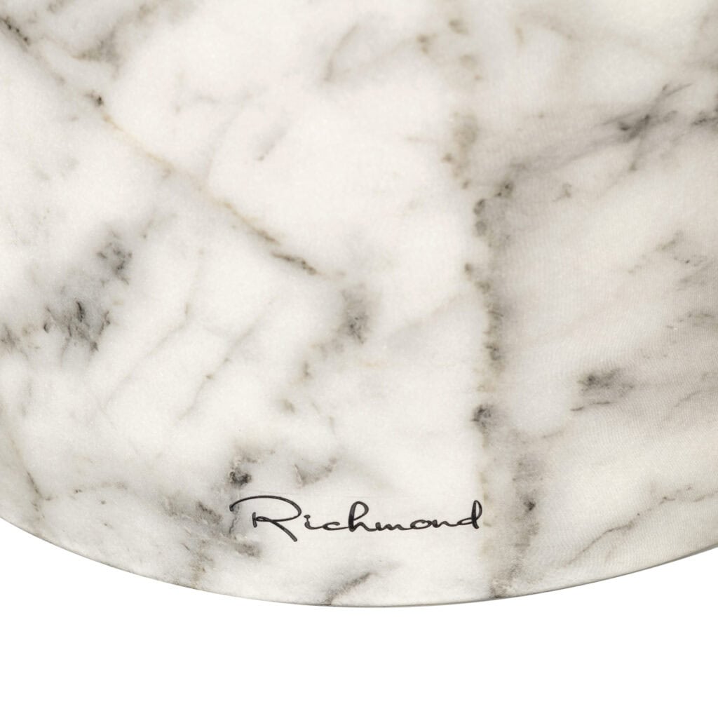 Beistelltisch aus Marmor mit Richmond-Logo für eine elegante Einrichtung.