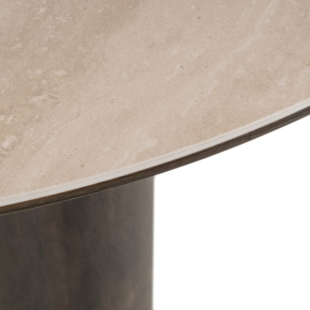 Ronde eettafel met beige blad en donkere onderstel.