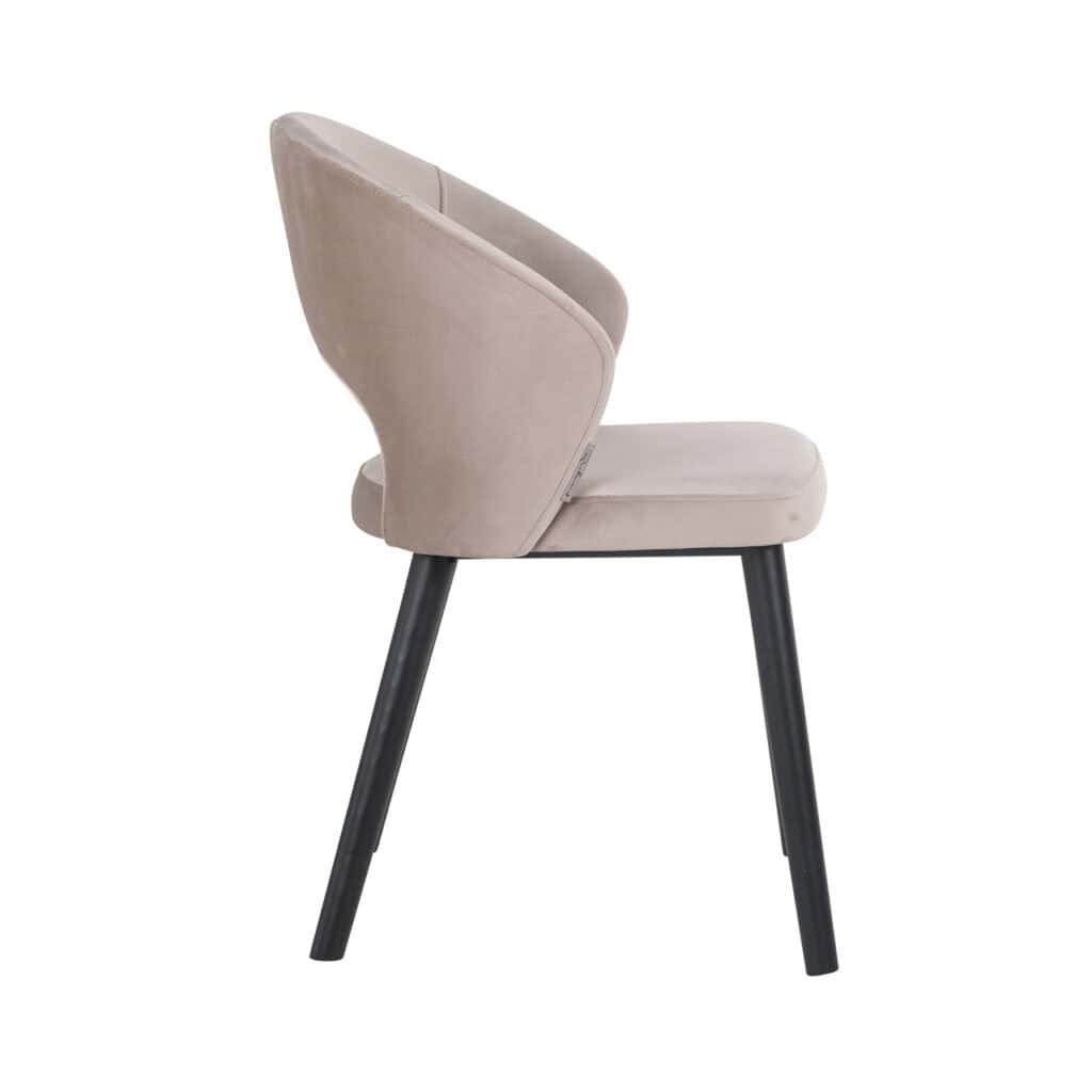 Eetkamerstoel Savoy met beige bekleding en zwarte poten.