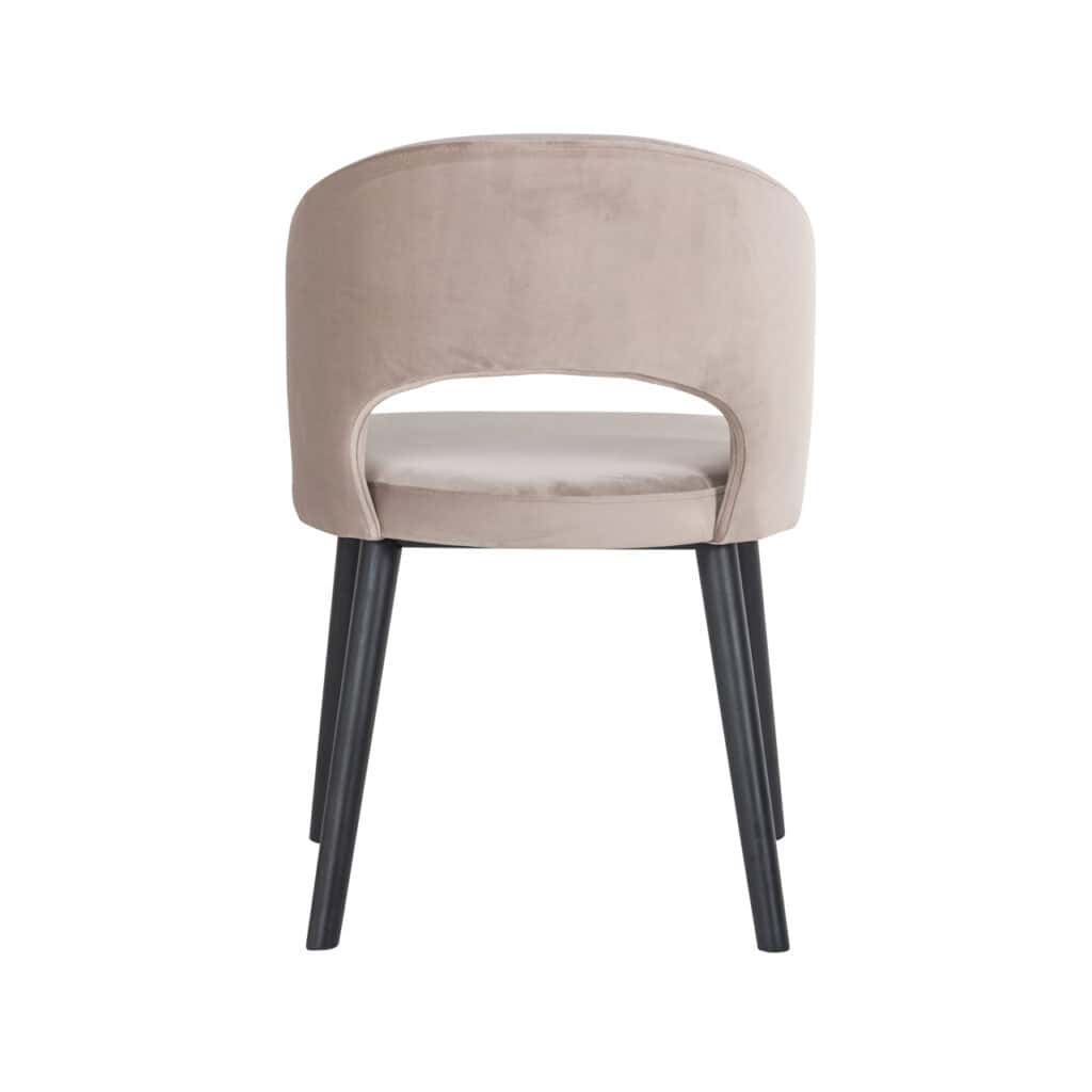 Eetkamerstoel Savoy met beige bekleding en zwarte poten.
