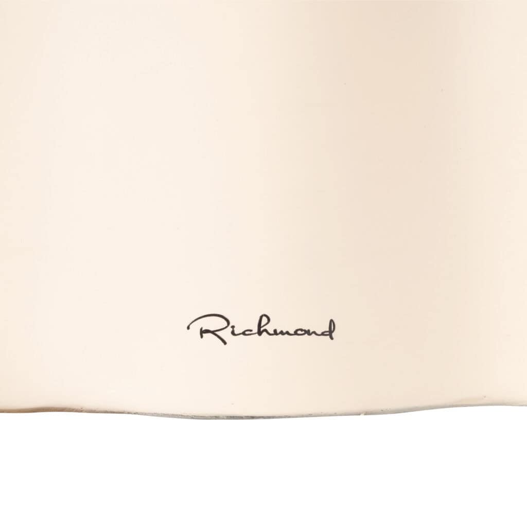 Close-up van het Richmond logo op een lichte achtergrond.