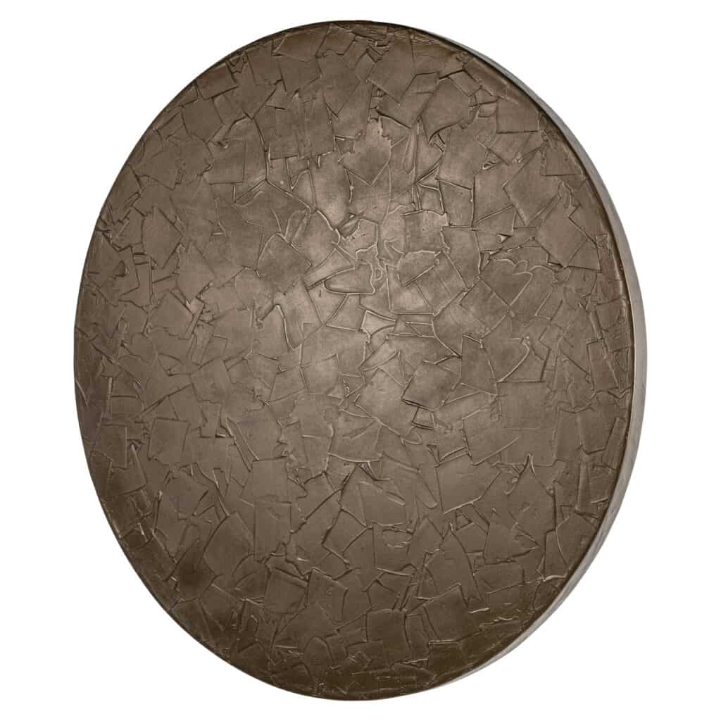 Round wall decoration featuring Diga Brunzae with an abstract pattern in shades of brown.