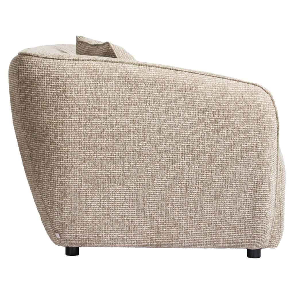 Natuurlijke bank met beige stoffen bekleding en compacte vorm.