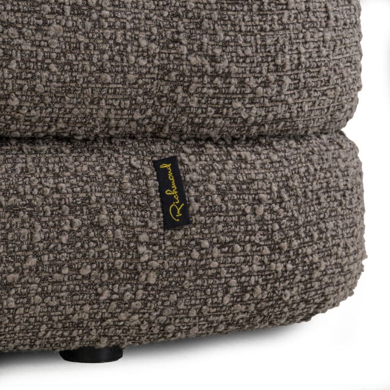 Bruine chunky poef en voetenbank met textuur en label van Richmond Interiors.