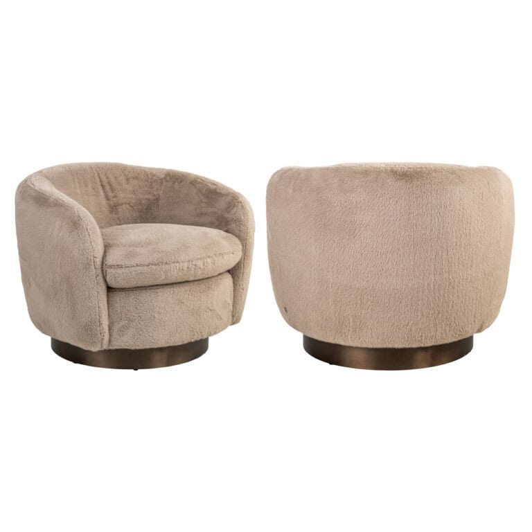 Lounge stoel Colmar in khaki fluffy stof, draaibaar en comfortabel.