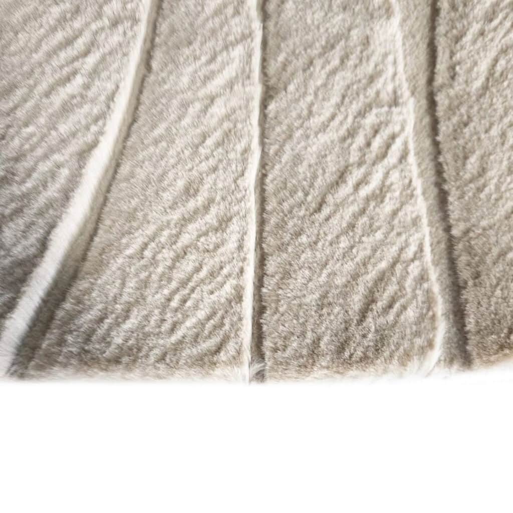 Vloerkleed Sverre beige pebble met zachte textuur en patroon.